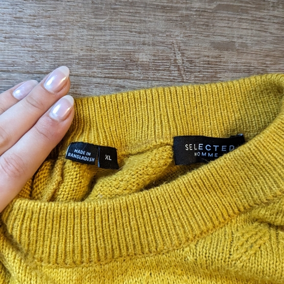 Mustard Crewneck - Picture 2 of 2